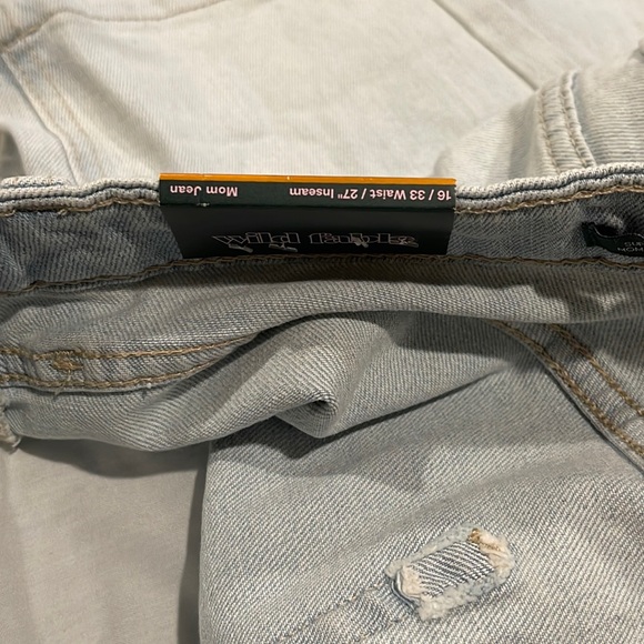 NWT Wild Fable Women’s Super High Rise Mom Light Wash Jeans - Picture 5 of 7